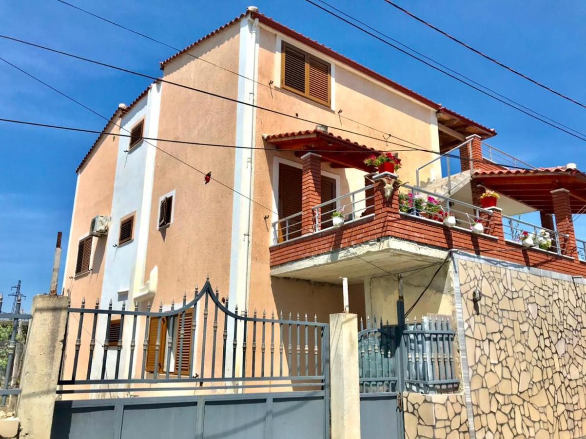 ホテルVila Arlind Vlorë エクステリア 写真