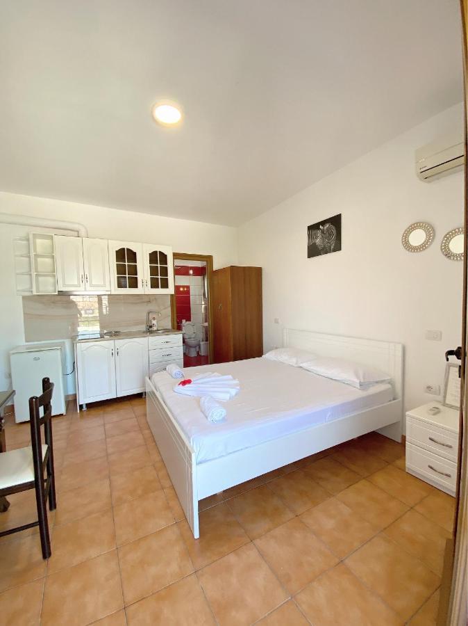 ホテルVila Arlind Vlorë エクステリア 写真