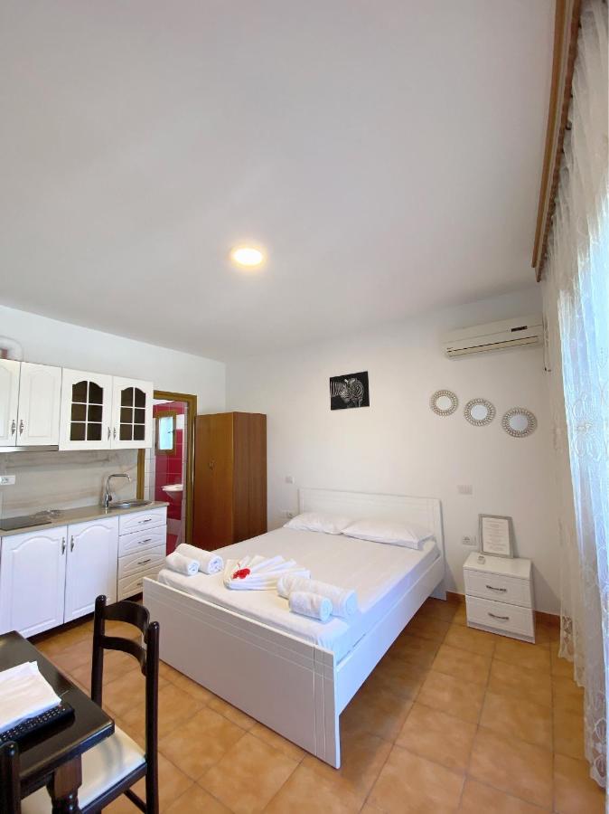 ホテルVila Arlind Vlorë エクステリア 写真